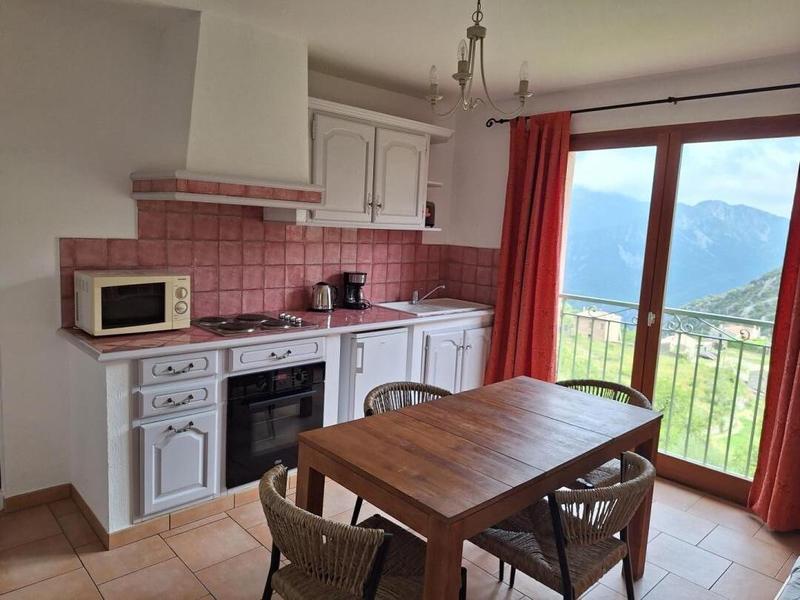 Coin repas Cuisine Gîte Les Ecureuils d'Utelle Gîtes de France Alpes-Maritimes