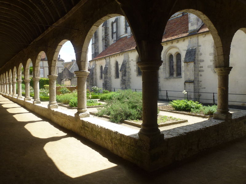 Cloître et jardin médiévaux de Donnemarie-Dontilly, proche de Provins
