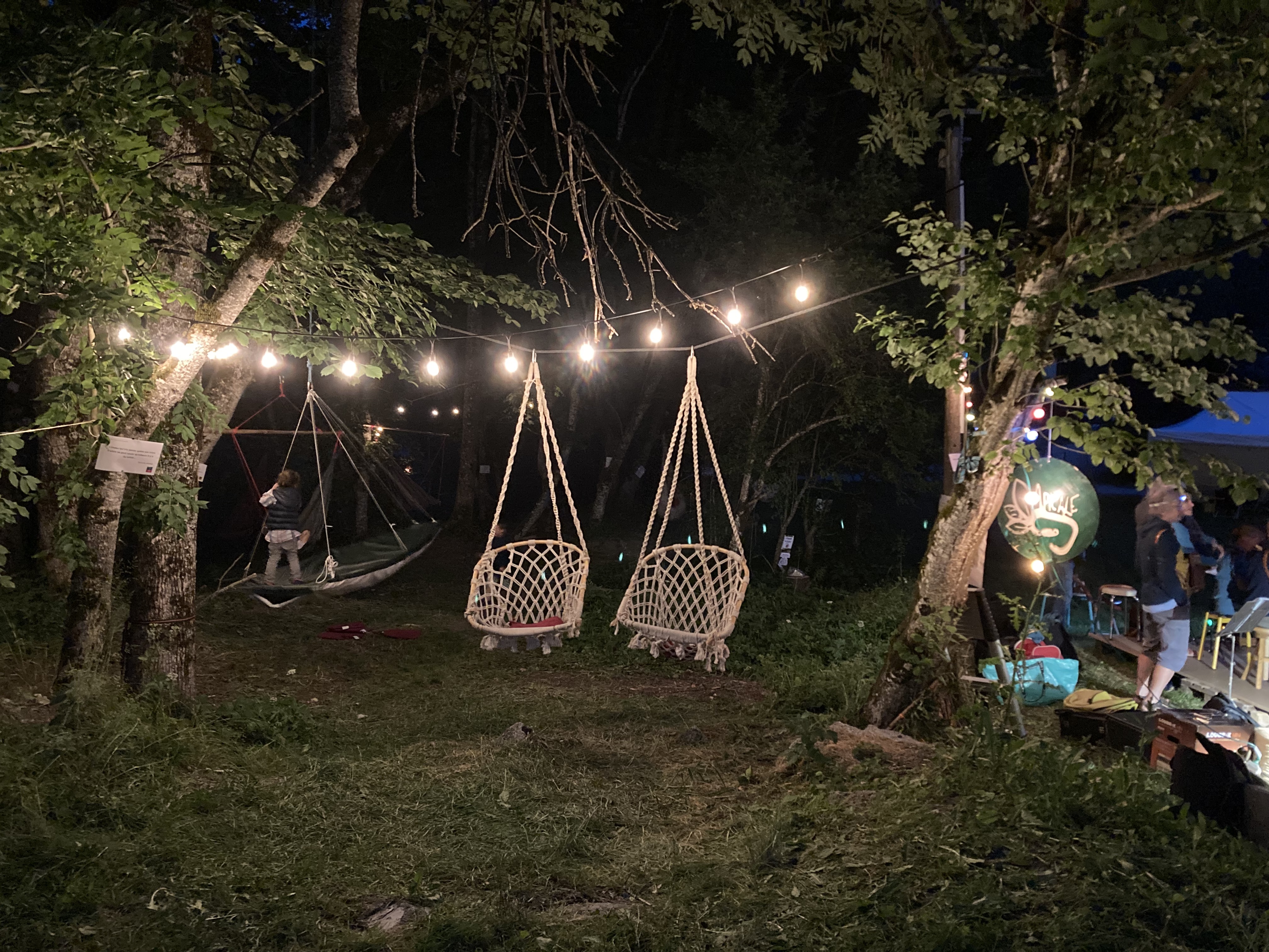 Salon suspendu dans les arbres