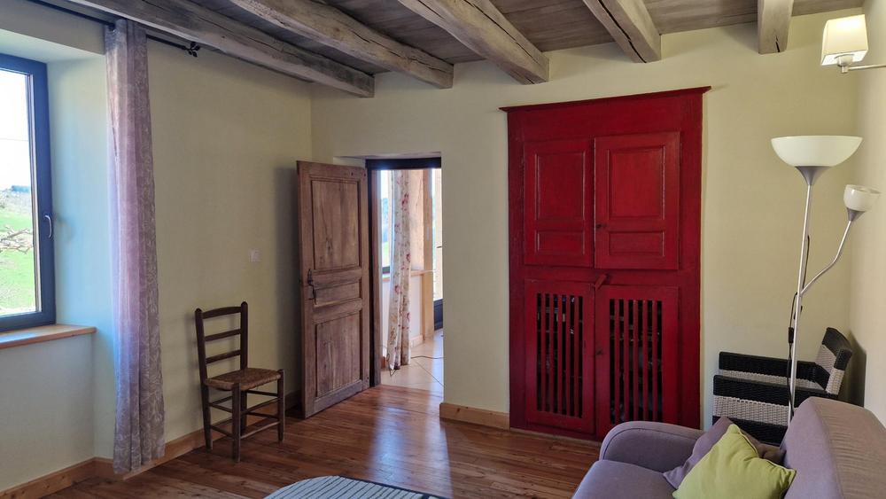 Gîte du Grand Peisselay à VALSONNE (Rhône - Beaujolais Vert) : la chambre/petit salon indépendant au rez-de-chaussée.