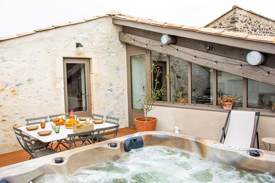 La Terrasse du gîte avec spa et mobilier de jardin