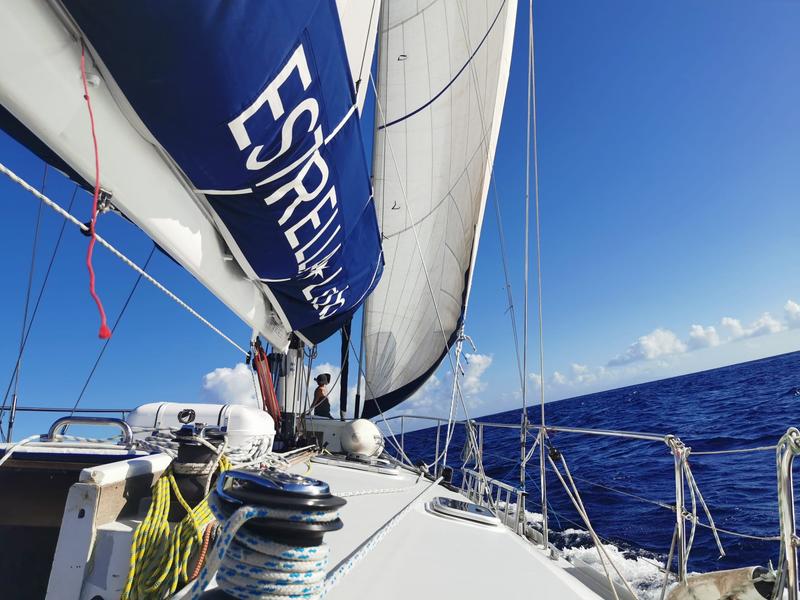 Les voiles du bateau vues depuis le ponton.