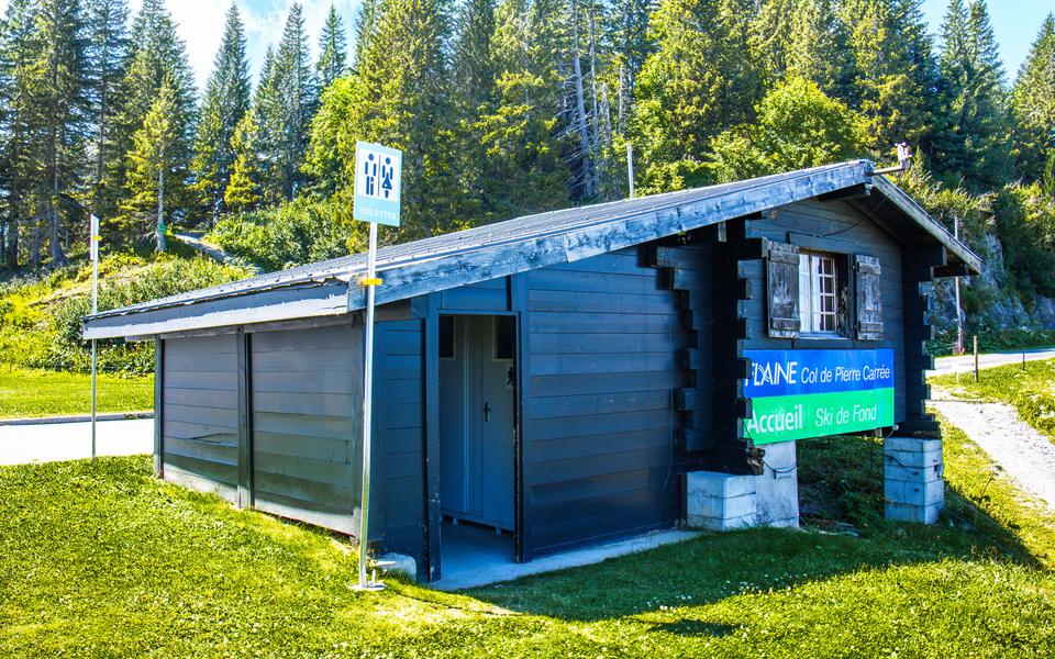 Flaine-Toilettes-Publiques-Col-Pierre-Carree-Derriere