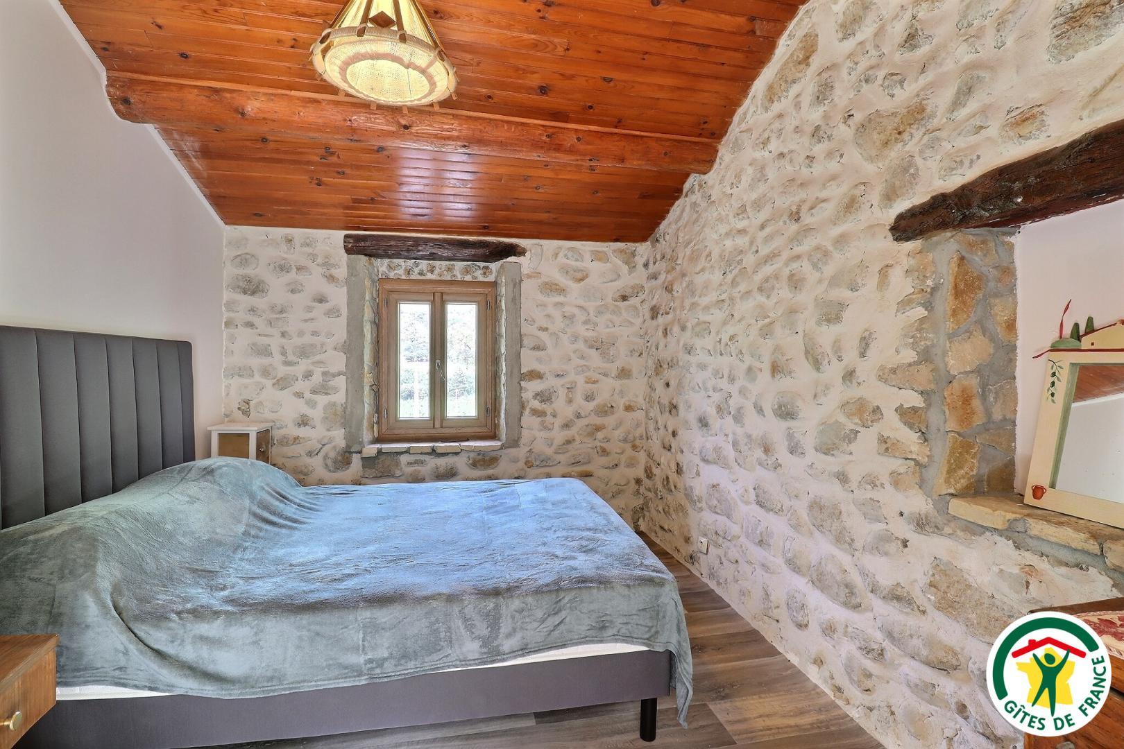 Chambre accessible depuis l'extérieur, à 20m en contournant le gîte. Un lit double (1x140x190)
