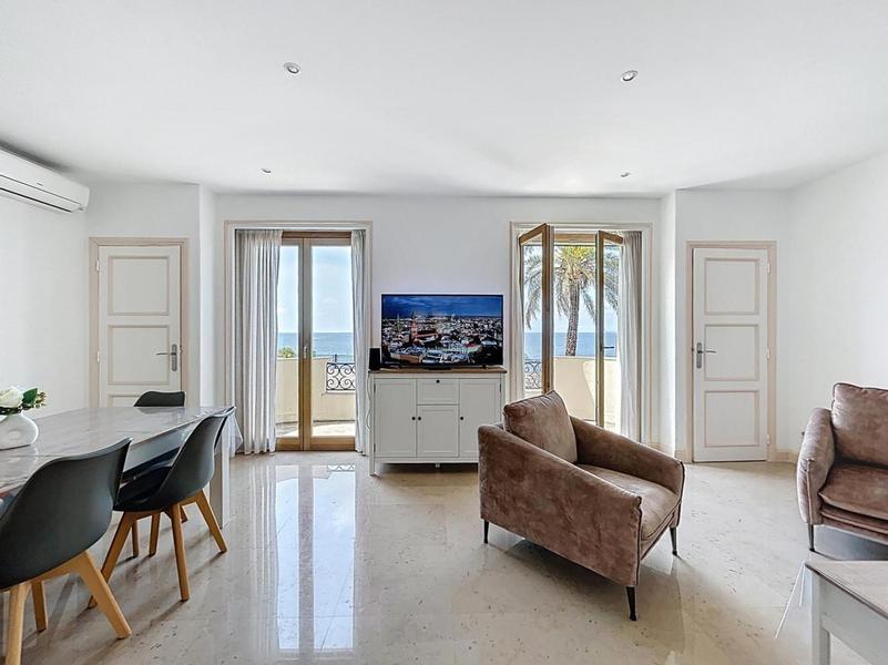 Villa Kriss-Séjour donnant sur mer-Nice-Gîtes de France des Alpes-Maritimes