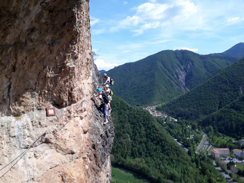 Accompagnement via ferrata rocher de 9h parcours facile - Salamandre Escalade_Digne-les-Bains