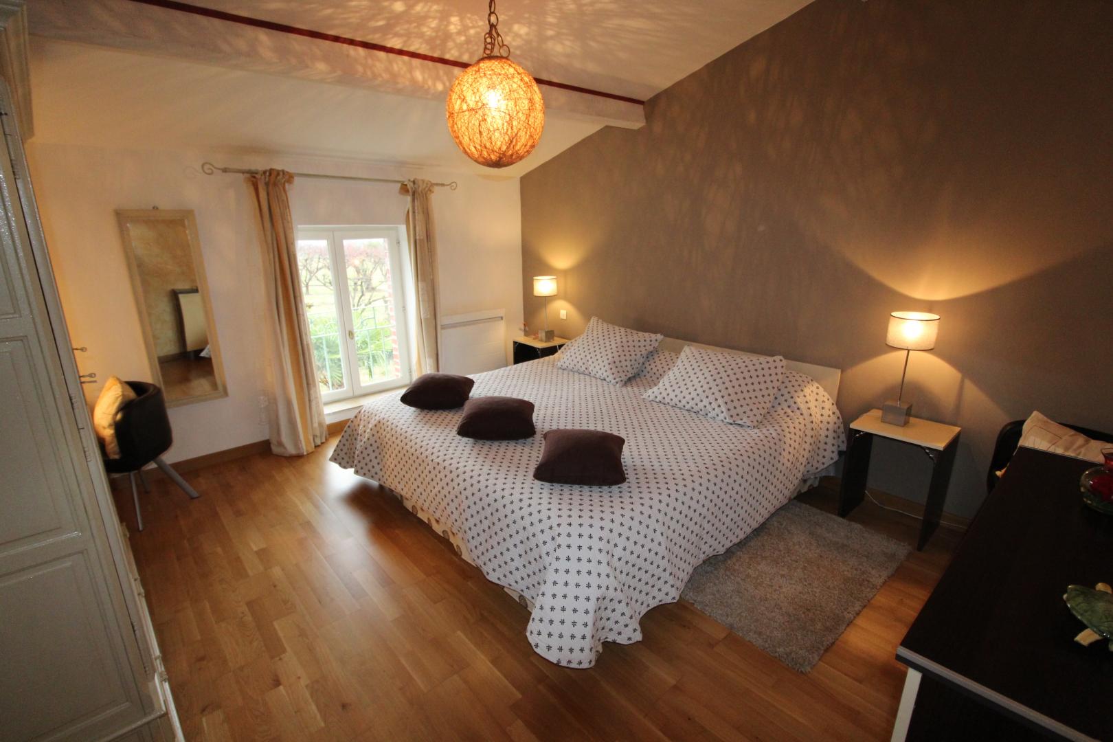 chambre avec lit King size, 200 X 200 cm