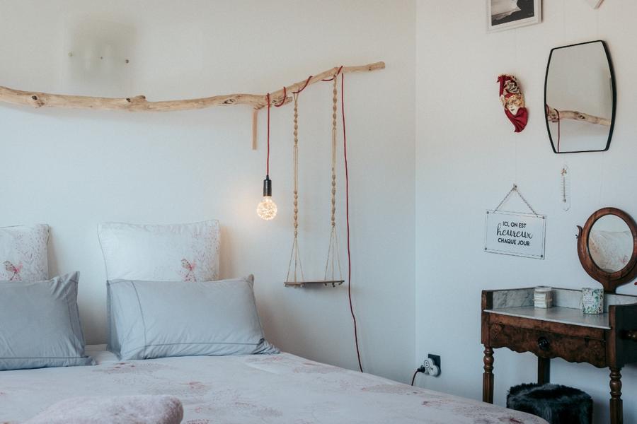 Chambre Lisa avec sa tête de lit en bois flotté