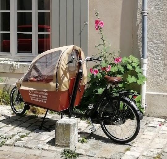 Vélo à assistance électrique cargo dans la rue