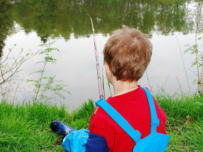 Enfant pratiquand la pêche à la ligne