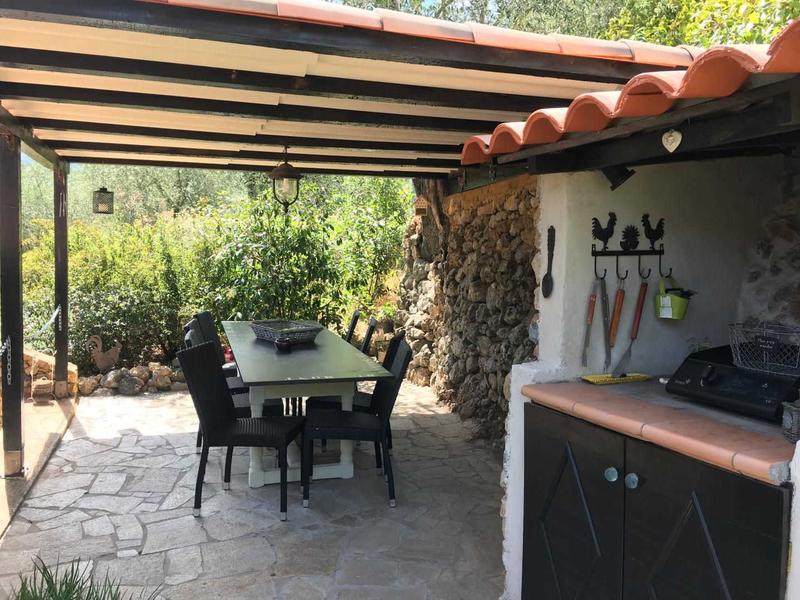 Terrasse avec plancha La Source du Mont à Breil sur Roya - Gîtes de France Alpes-Maritimes Terrasse avec plancha La Source du Mont à Breil sur Roya - Gîtes de France Alpes-Maritimes