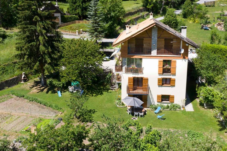 Gîte Les Jasmins-Vue du bâtiment-Saint-Étienne-de-Tinée-Gîtes de France des Alpes-Maritimes