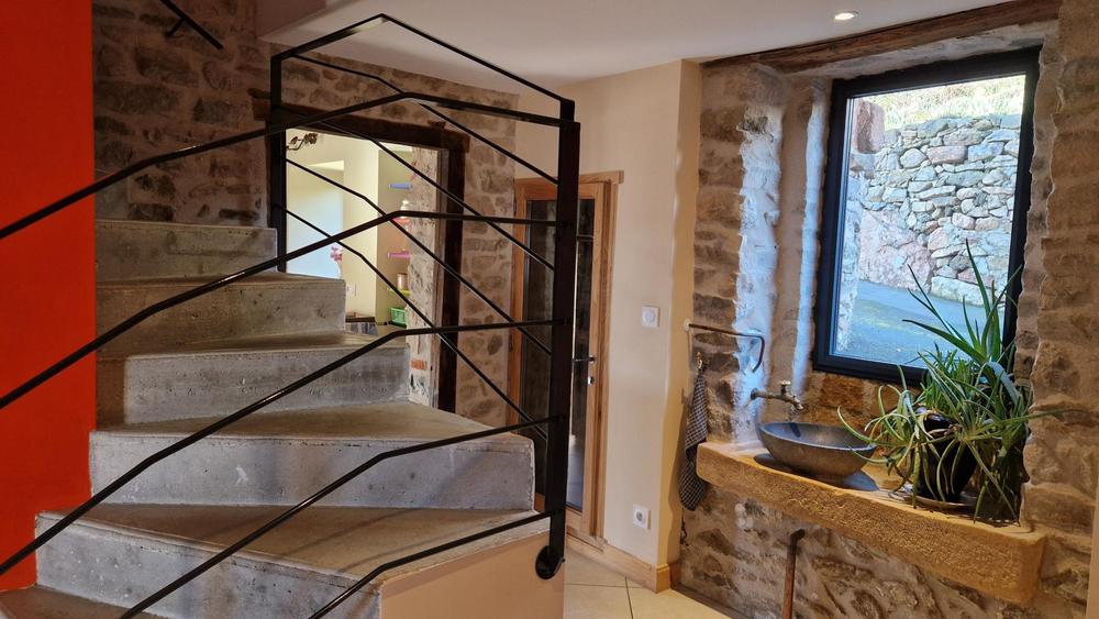 Gîte du Grand Peisselay à VALSONNE (Rhône - Beaujolais Vert) : lave-mains dans le hall du rez-de-chaussée.