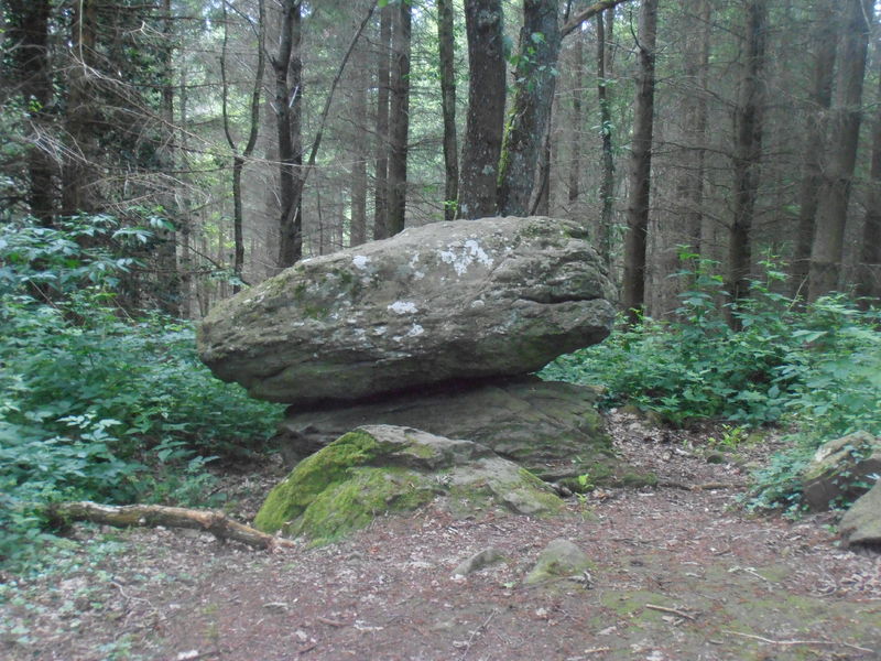 De la source à la pierre branlante