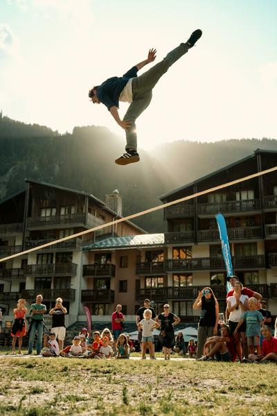 Spectacle slackline acrobatique_Les Gets