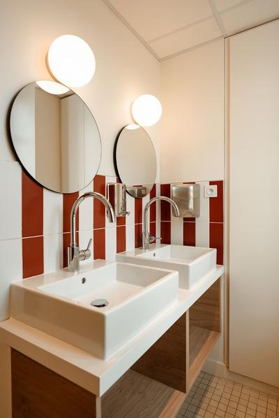 Deux vasques avec robinets et miroirs.