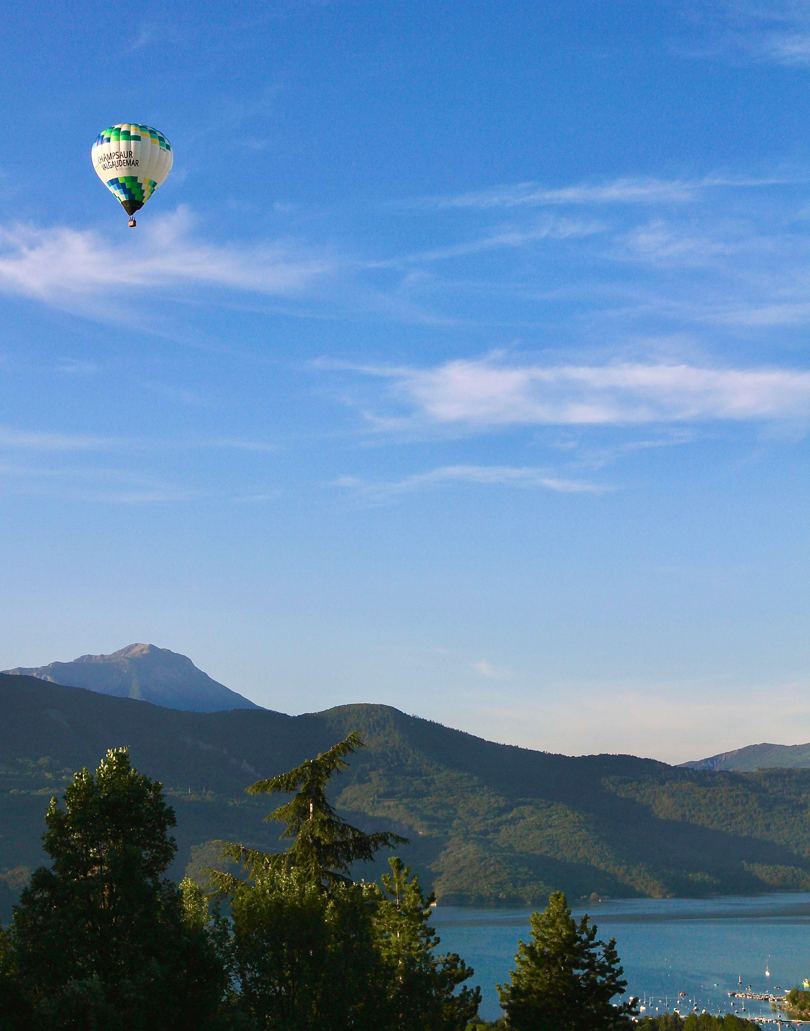 Hautes-Alpes Montgolfière Savines le lac