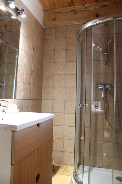 L'Oliveraie-Salle d'eau-Tourrette-Levens-Gîtes de France des Alpes-Maritimes