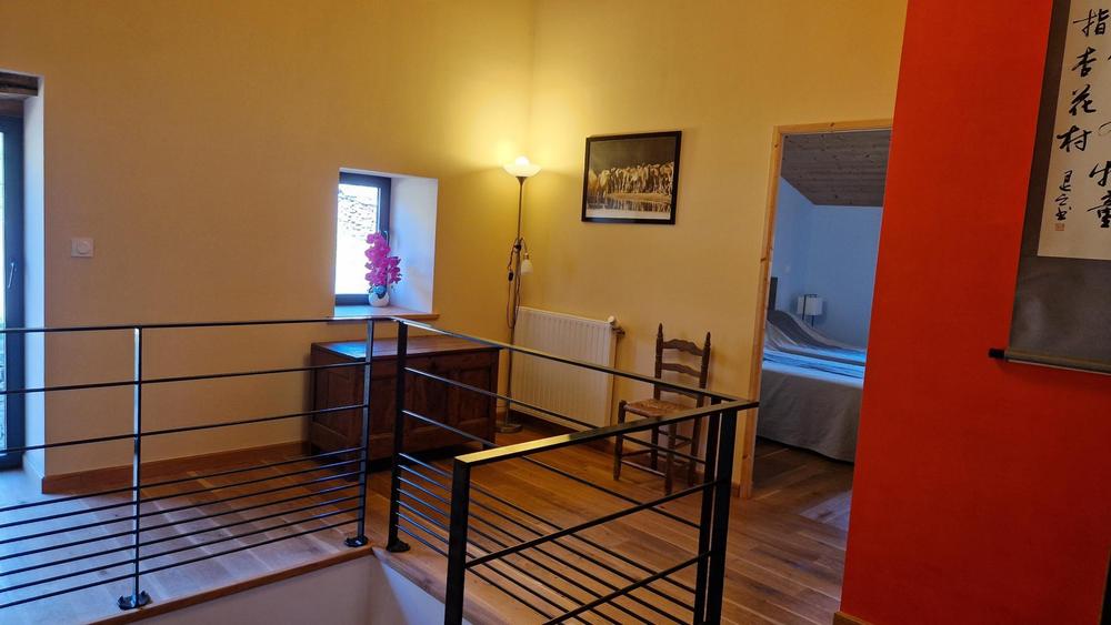 Gîte du Grand Peisselay à VALSONNE (Rhône - Beaujolais Vert) : le hall de l\'étage.