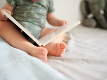 Bébé bouquine_Panissières