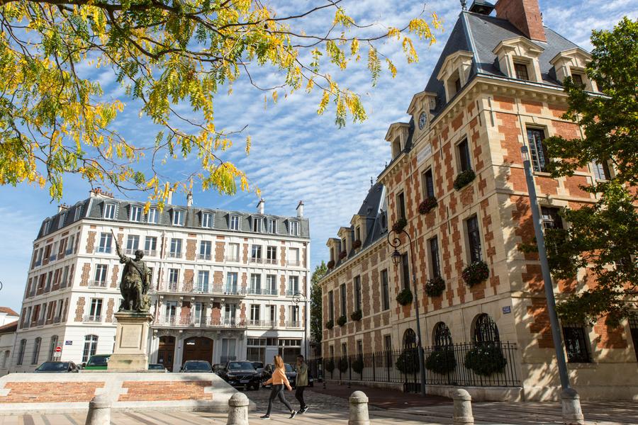 Hôtel de ville de Charenton-le-Pont et place  Arthur Dussault 