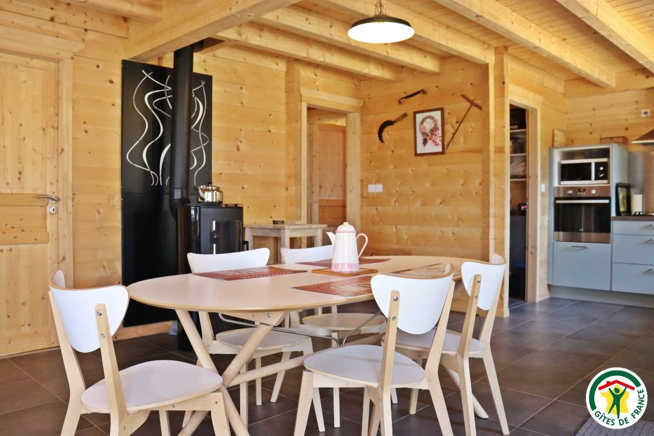 Salle à manger avec le poêle à bois