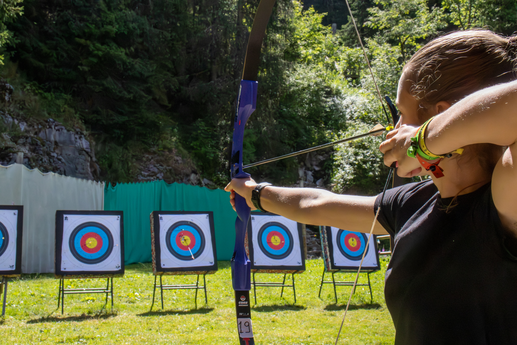 Een meisje dat klaar is om haar pijl af te schieten