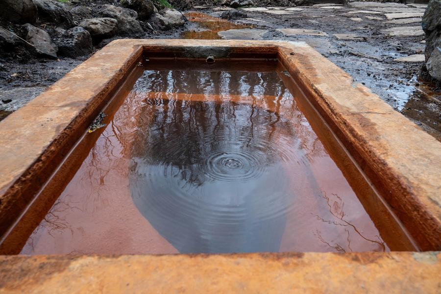 Vue rapprochée de la source du Peschier à Jaujac