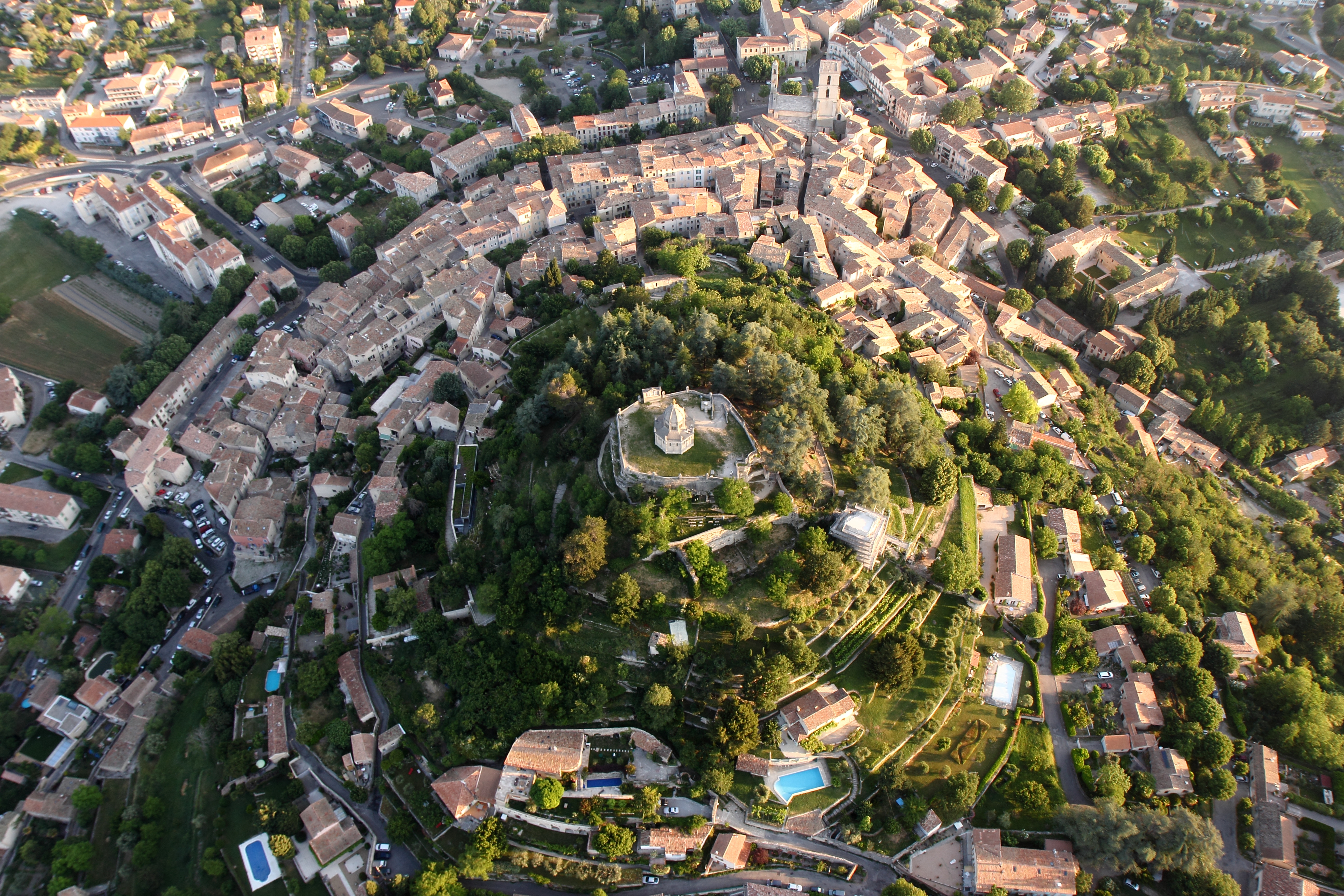 Vue aérienne de Forcalquier