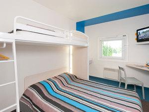 Une chambre avec un lit double et un lit simple en hauteur