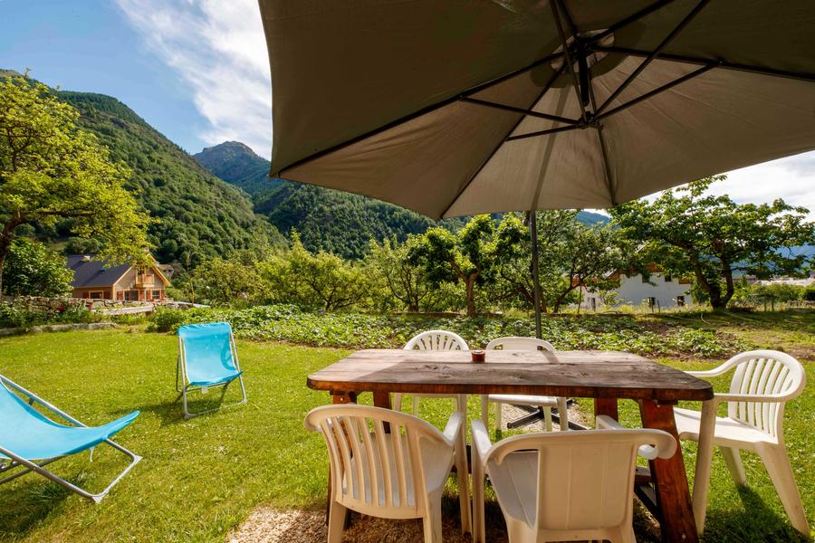 Gîte Les Jasmins-Coin repas extérieur-Saint-Étienne-de-Tinée-Gîtes de France des Alpes-Maritimes