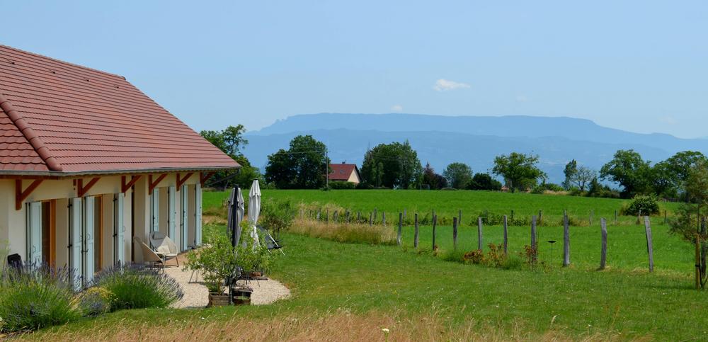terrasse et terrain côté chambres dhôtes