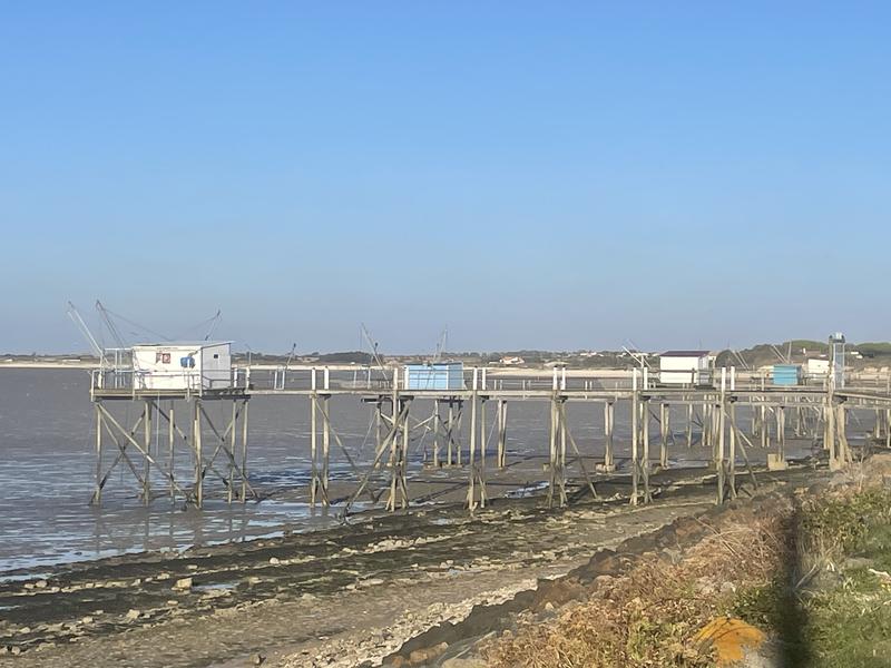 Des carrelets sur une promenade