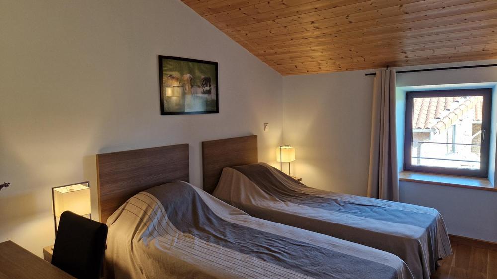 Gîte du Grand Peisselay à VALSONNE (Rhône - Beaujolais Vert) : chambre 2 personnes à l\'étage. La chambre bleue.