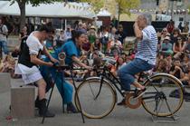 Spectacle – Frou-Frou, rétropédalage historique pour en découdre avec la robe_L…