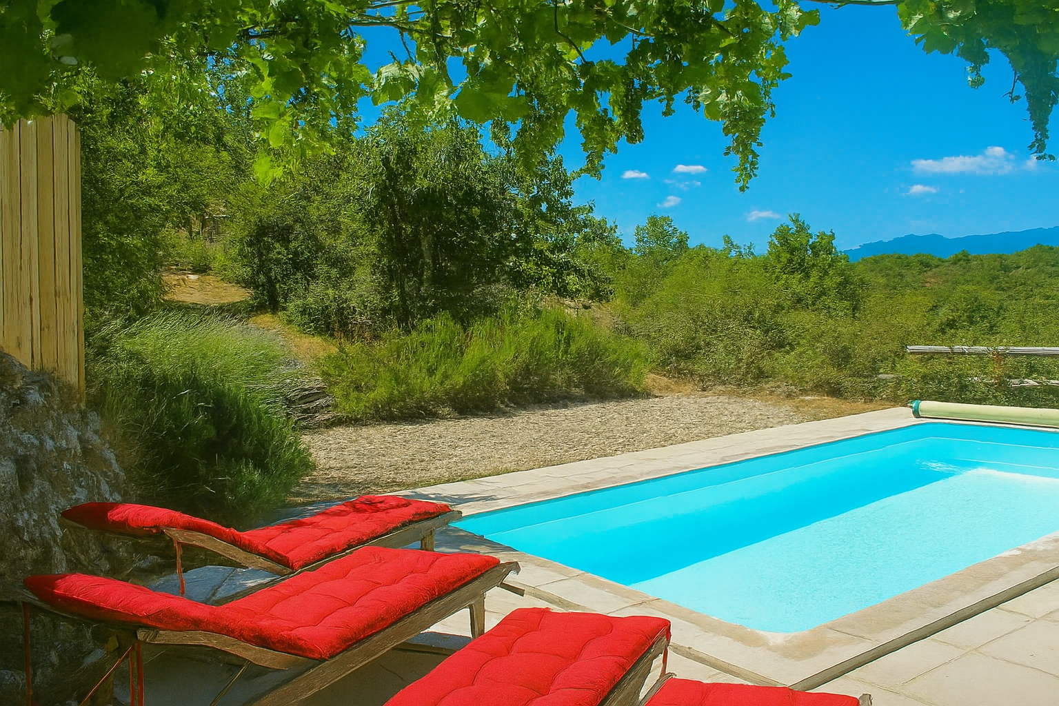 Le_Vallon_des_Etoiles_La_Bergerie_Terrasse_Piscine_privee_Ardeche_du_Sud.jpg