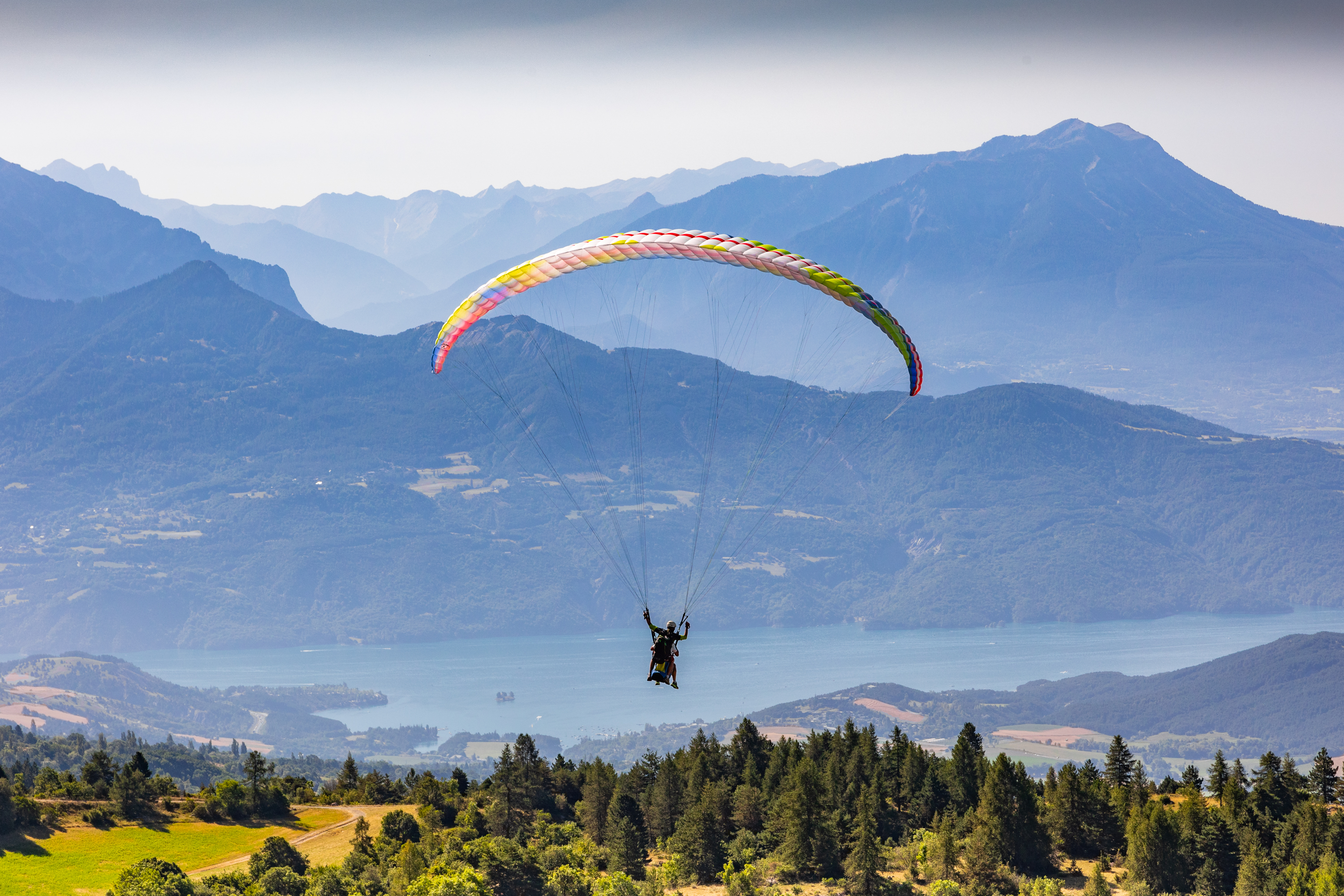 Biplace parapente entre lac et montagnes