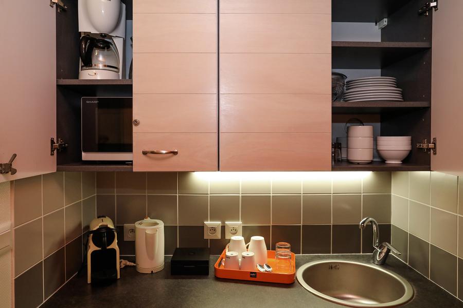 Espace rangement et évier de la cuisine du loft