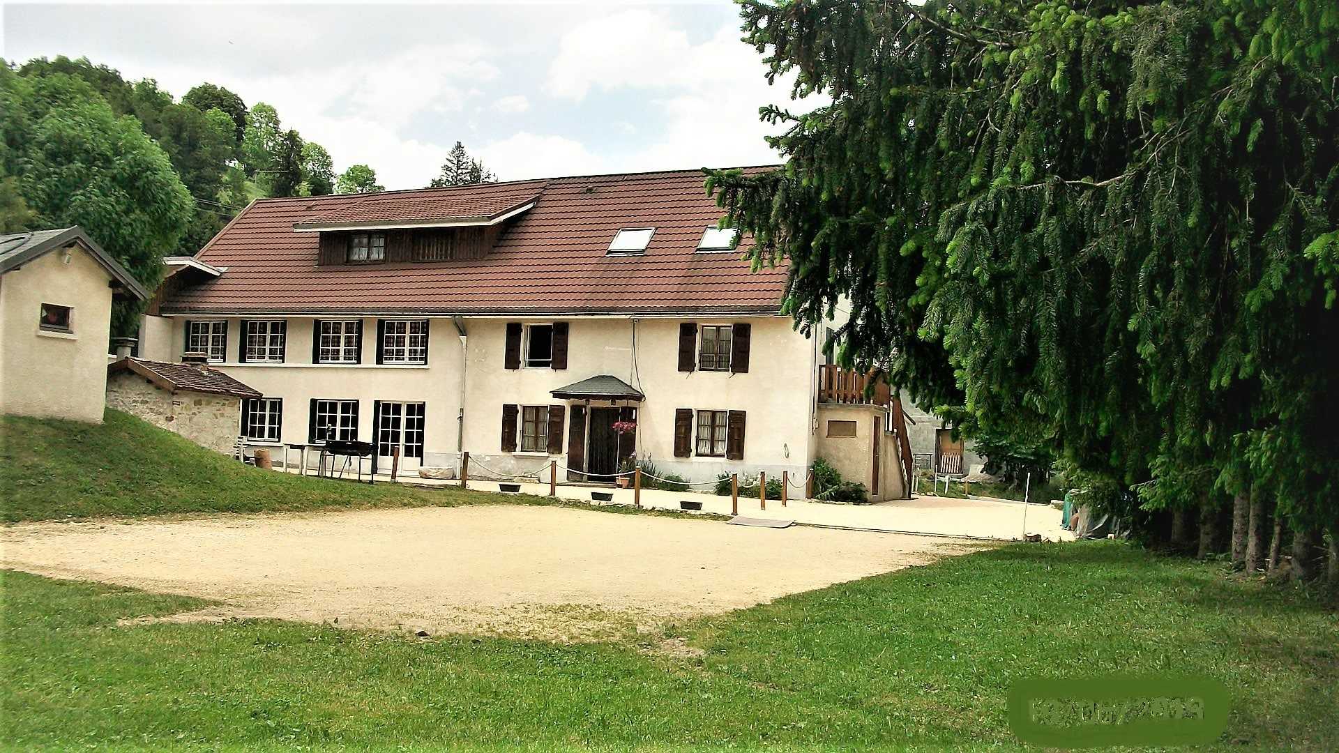 gite en été, son parking, modulable en terrain de boules