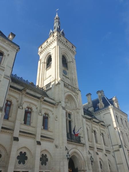 Visite guidée - L'hôtel de ville et les tours de l'ancien château comtal
