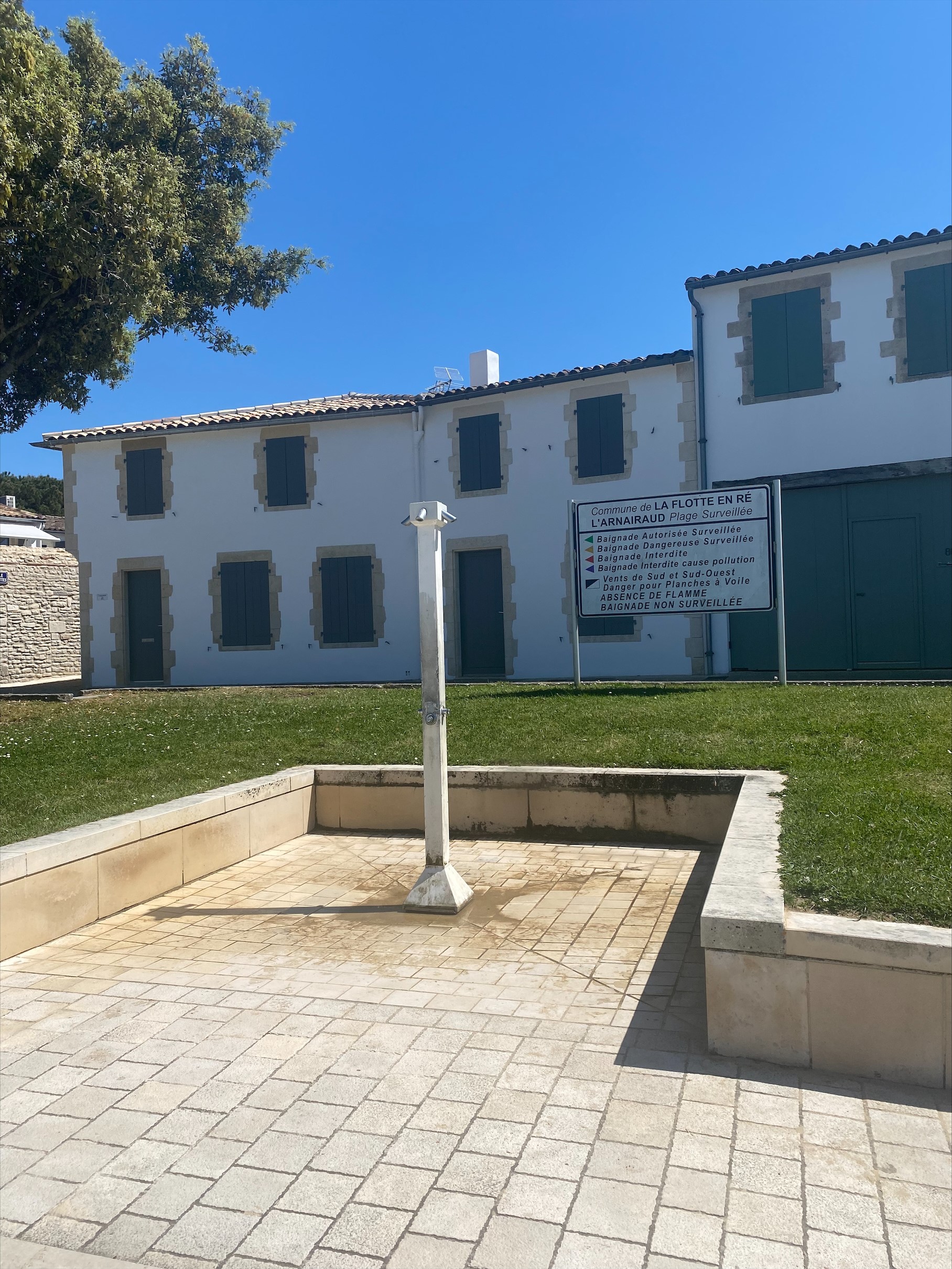 Douche à la plage de l'Arnérault