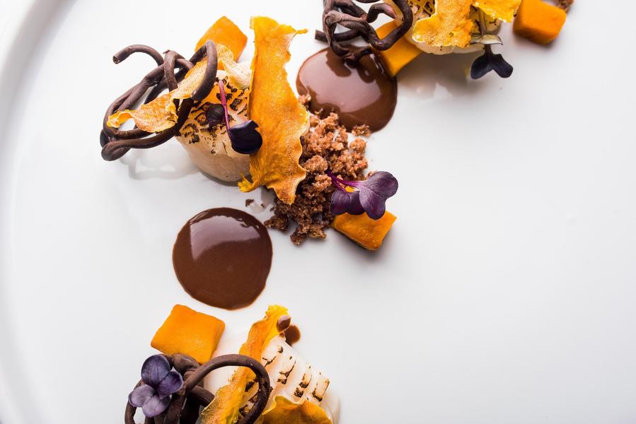 Chocolat et sucreries sur une assiette
