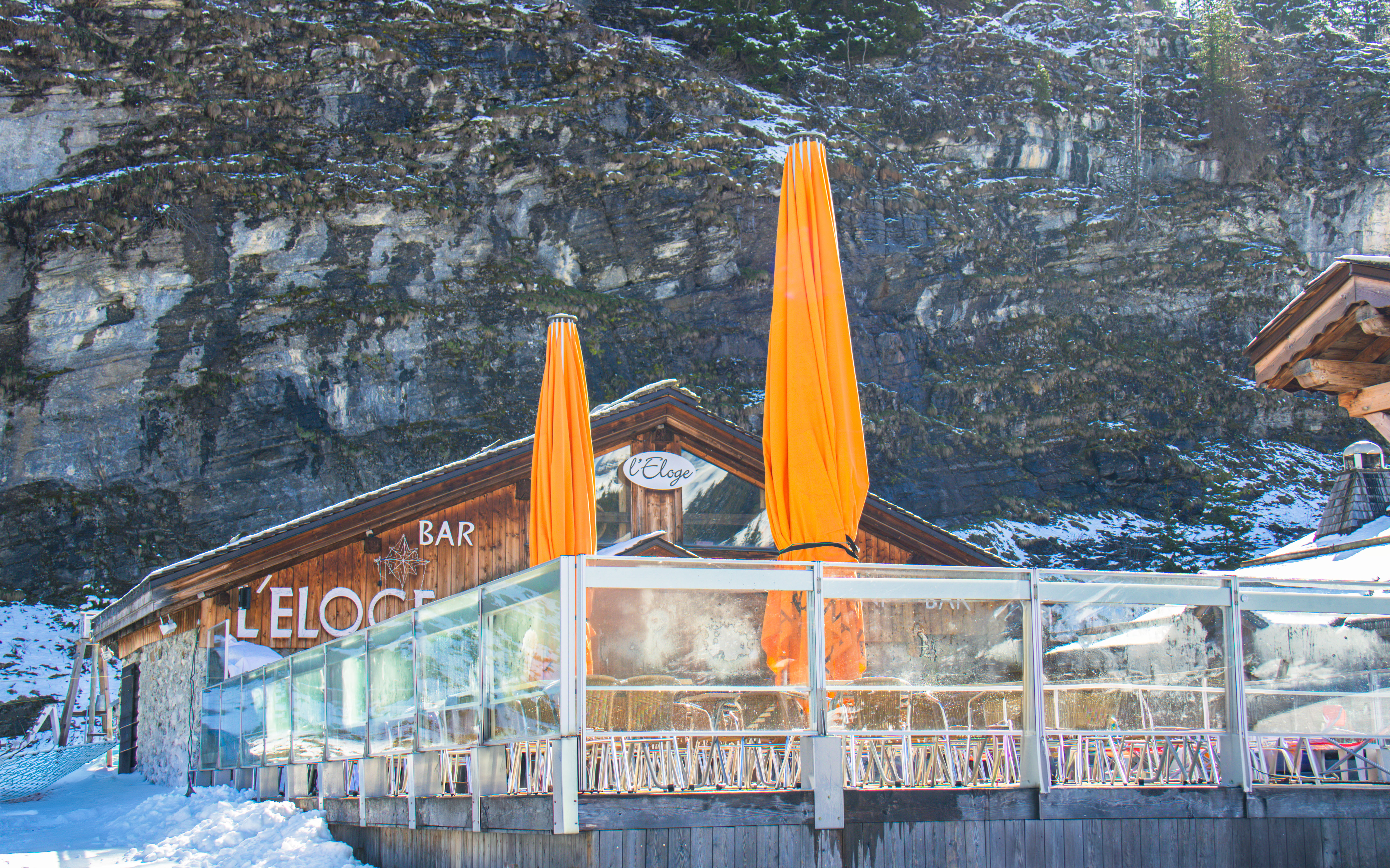 Restaurantterras met uitzicht op de pistes