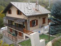 maison lumineuse avec étages, terrasses et balcon, jardin, espace dégagé