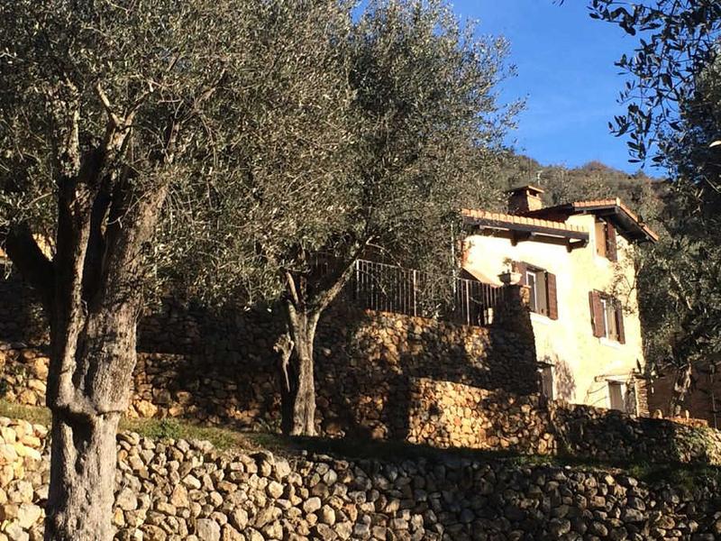 Façade sudLa Source du Mont à Breil sur Roya - Gîtes de France Alpes-Maritimes Façade sudLa Source du Mont à Breil sur Roya - Gîtes de France Alpes-Maritimes