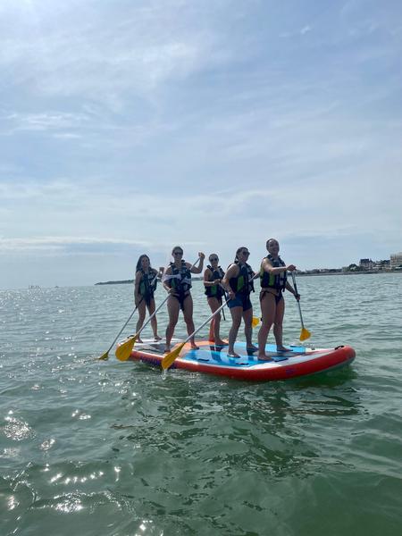 5 femmes sur un paddle géant