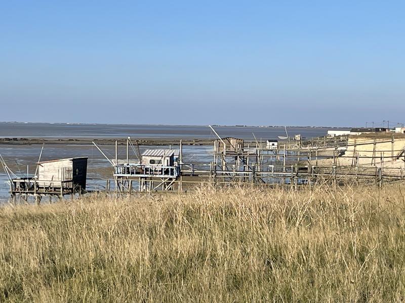 Des carrelets sur une promenade