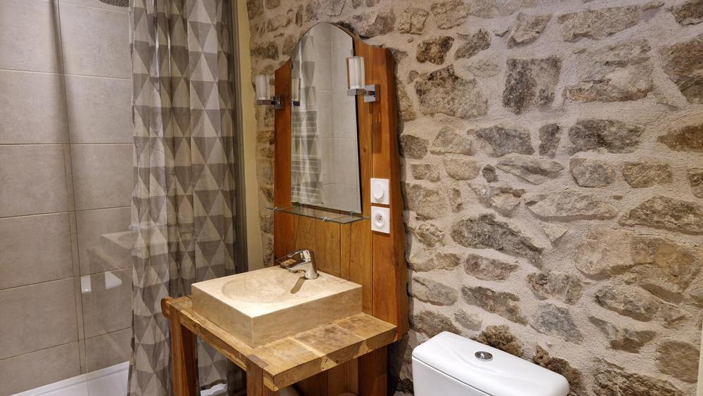 Gîte du Grand Peisselay à VALSONNE (Rhône - Beaujolais Vert) : une des trois salles d\'eau.