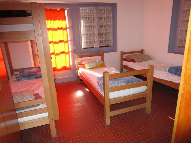 Chambre avec deux lits simples et deux lits supperposés