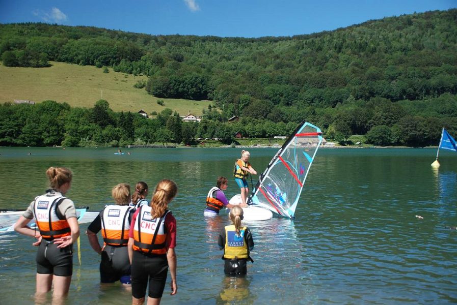 Planche à voile sur le lac
